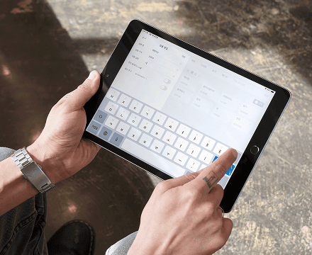 사용자가 태블릿 POS 화면에서 주문·결제를 간편하게 설정하는 모습