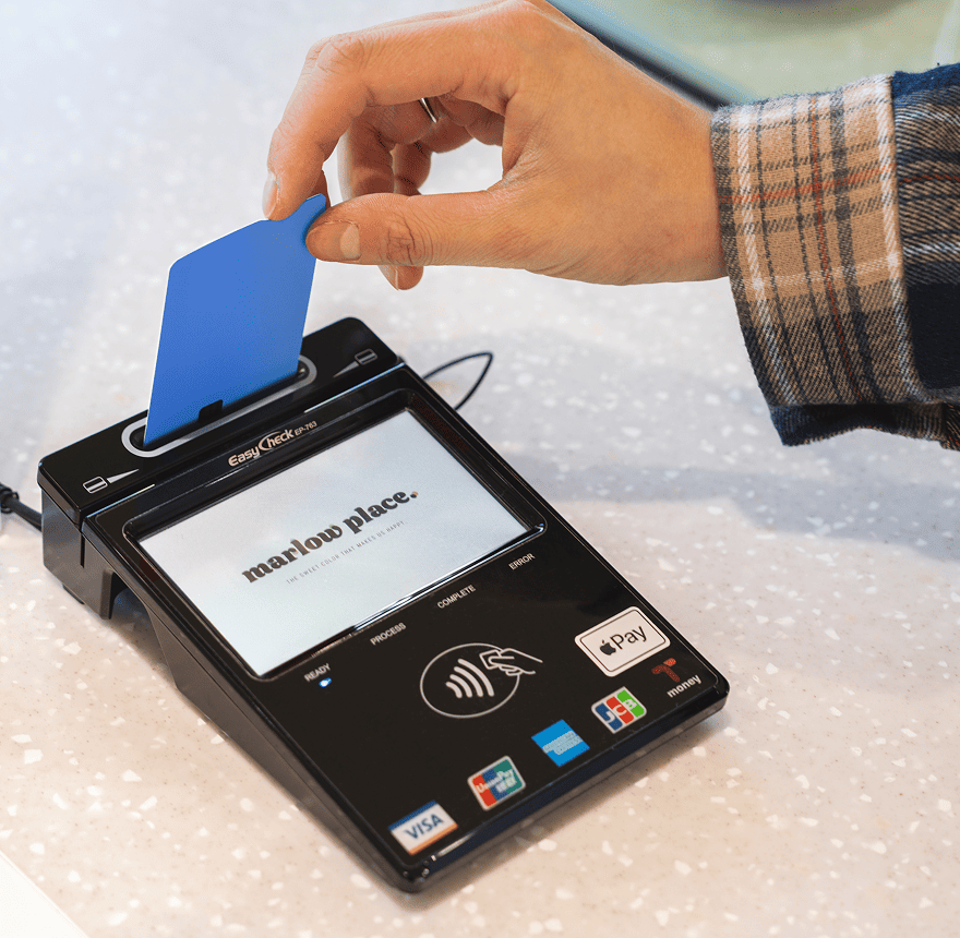 매장 카드 단말기에서 매출 정산 알림톡 안내를 확인하는 모습